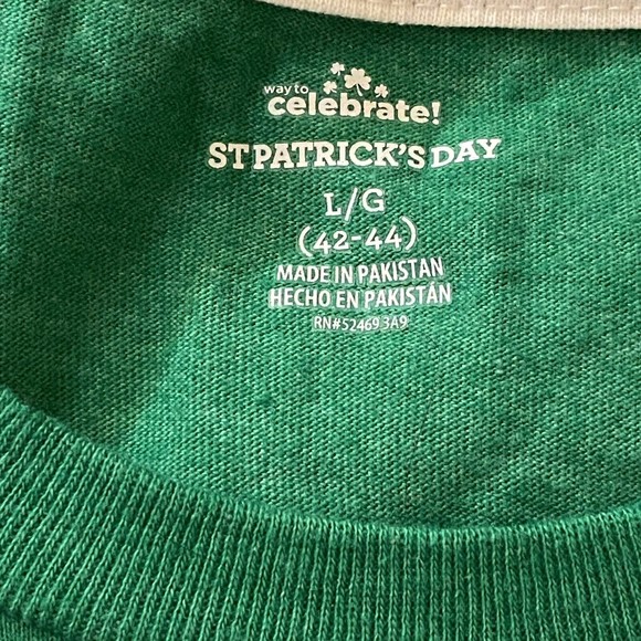 St Patrick's Day "Who Needs Luck I Have Charm" Green T-Shirt Men's Size L - Picture 3 of 7